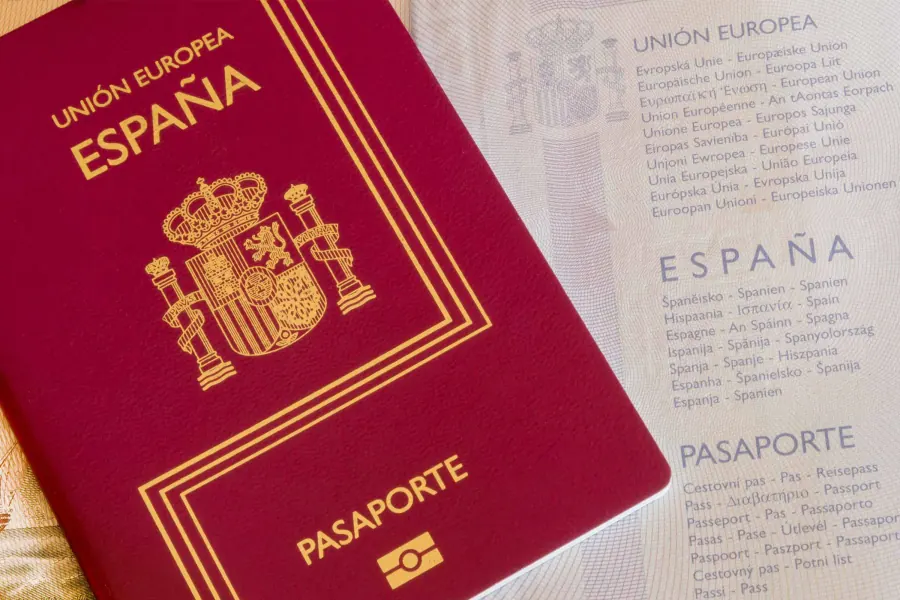 Cubierta de un pasaporte español, imagen de la web actual de Laurín Extranjería